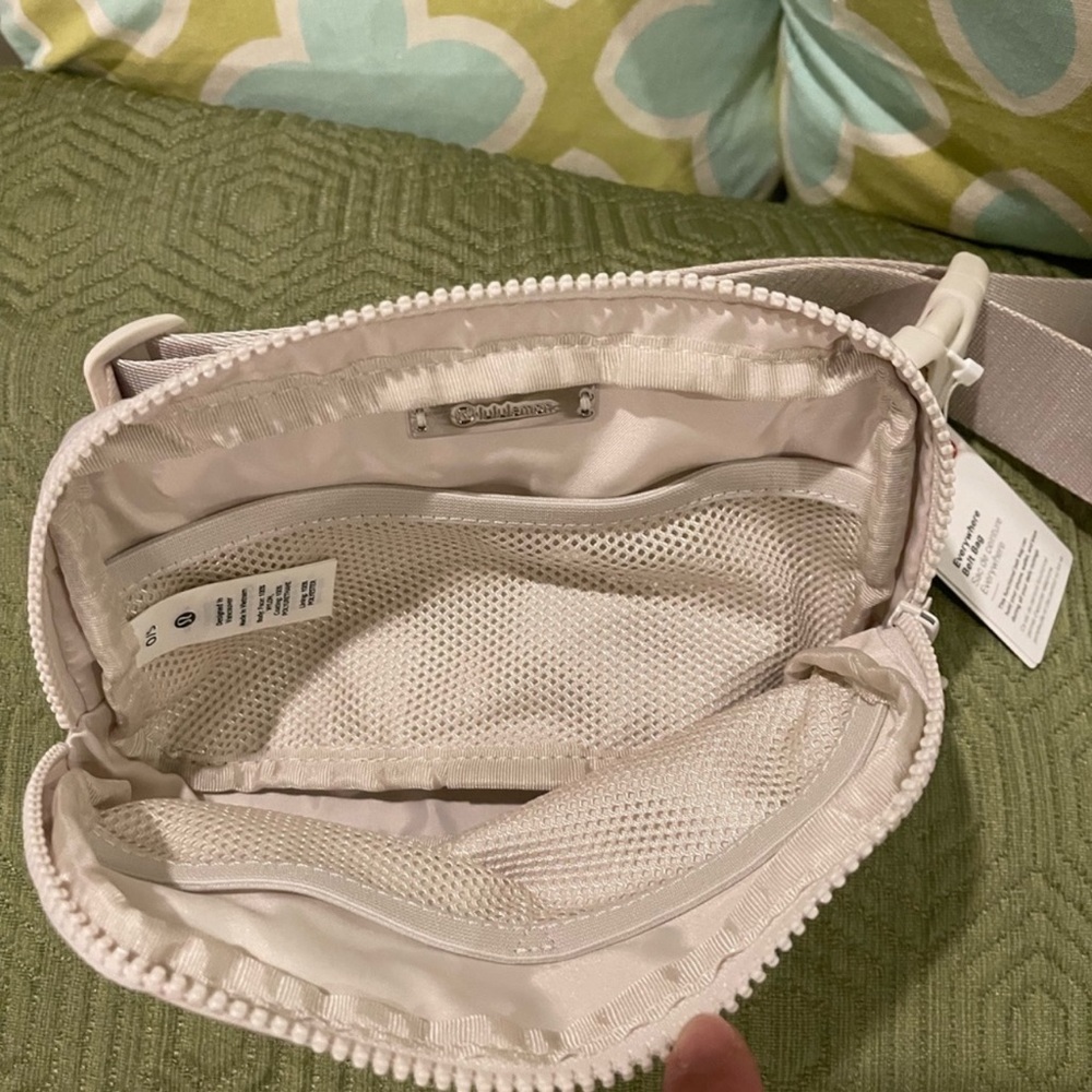 Lululemon Everywhere Belt Bag (Original strap version) - Picture 6 of 12